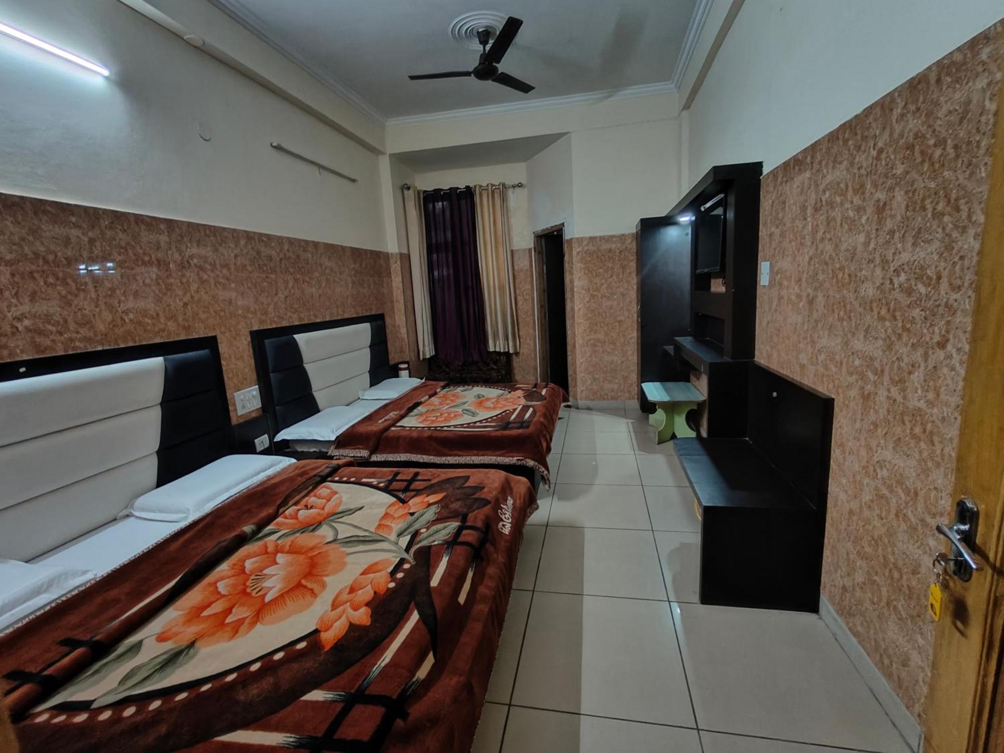 Aashirwad Hotel 카트라 외부 사진
